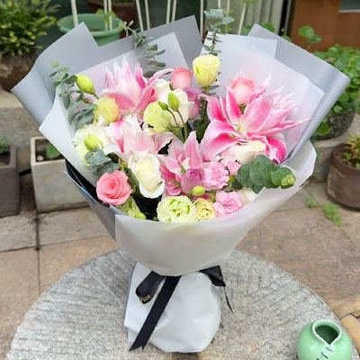 齐齐哈尔9朵玫瑰混搭百合，爱恋纯真无邪